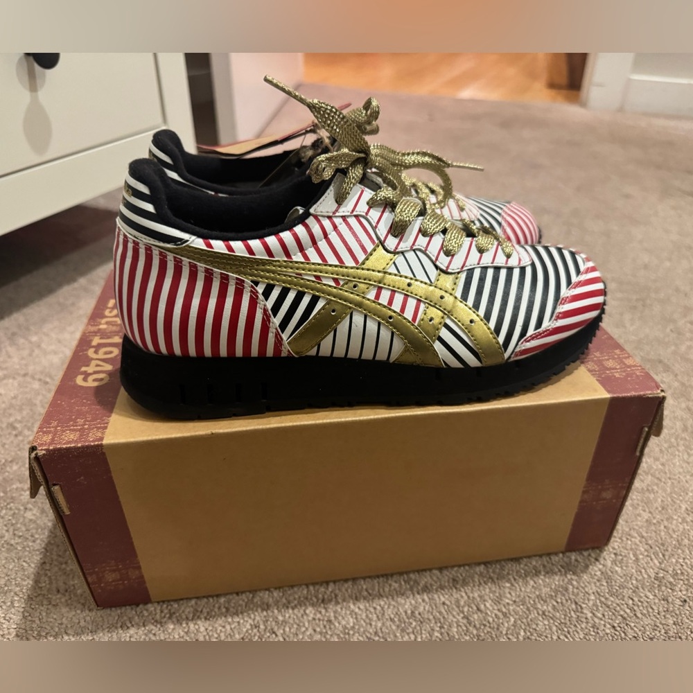 RARE..Onitsuka Tiger Japan Sneakers Red, Black, and White Striped. US 8. NWT.